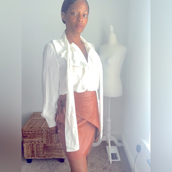 Gorgeous Ruffled Blouse 👚 - Picture 5 of 7